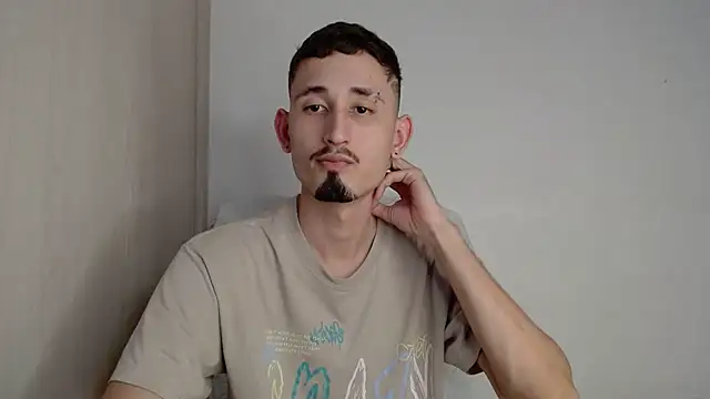 Snapshot of enzo_0814 chatting on 03-21-25, 03:24 enzo 0814 online show from 03-21-25, 03:24