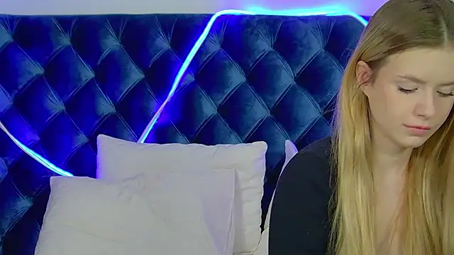 MilanaBalmain online show from 11-23-25, 04:55