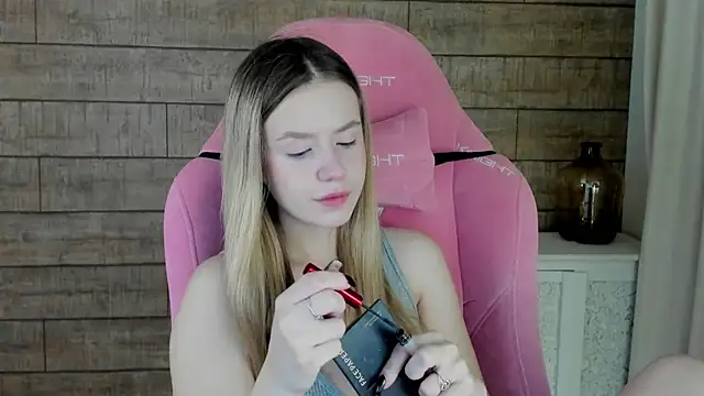 MilanaBalmain online show from 11-16-25, 04:28