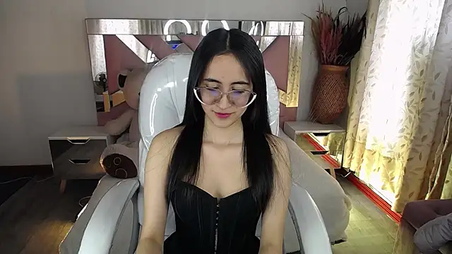 Mia Fischer online show from 11-13-25, 05:06