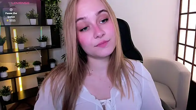 Snapshot of LianaBright chatting on 06-11-26, 02:11 LianaBright online show from 06-11-26, 02:11