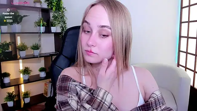 Snapshot of LianaBright chatting on 05-16-26, 01:37 LianaBright online show from 05-16-26, 01:37