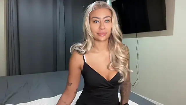 Snapshot of CoCo-Queen chatting on 06-06-26, 01:44 CoCo-Queen online show from 06-06-26, 01:44