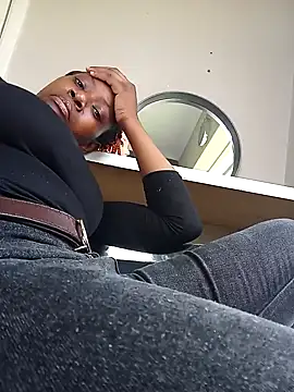 Snapshot of vanie chatting on 01-18-25, 11:43 vanie online show from 01-18-25, 11:43