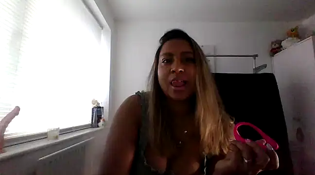 Snapshot of TEMPTING-TAMMY chatting on 01-08-25, 10:04 TEMPTING-TAMMY online show from 01-08-25, 10:04