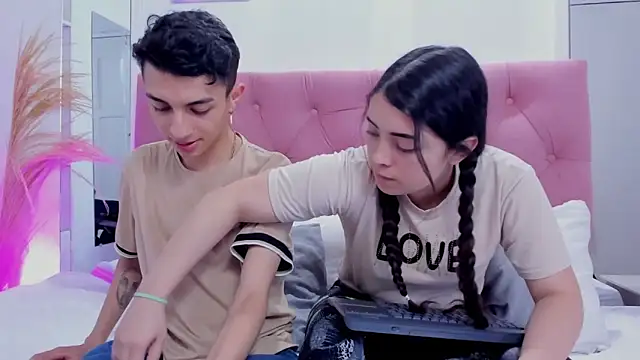 Snapshot of Abby_and_Nick_ chatting on 12-16-24, 05:33 Abby and Nick online show from 12-16-24, 05:33