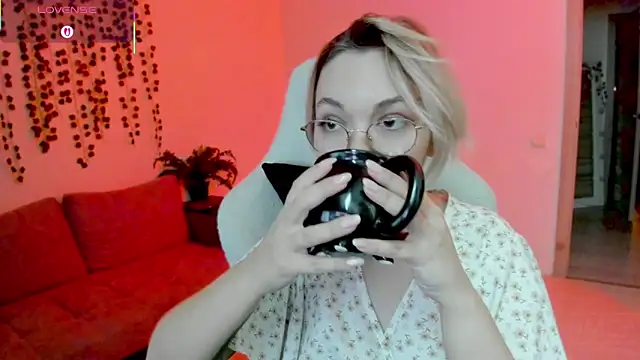 whoa-hoa-hoa-hoa-hoa online show from 11-04-25, 02:43