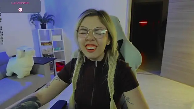 whoa-hoa-hoa-hoa-hoa online show from 12-17-25, 09:09