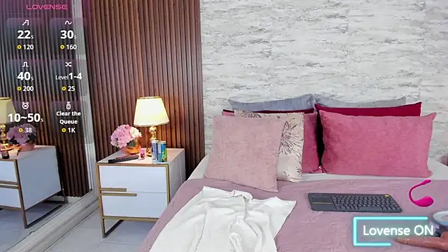 MadisonHunter2024 online show from 12-13-25, 08:04