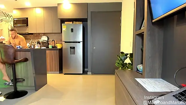 Snapshot of Maximo_Marcelo chatting on 03-14-25, 02:10 Maximo Marcelo online show from 03-14-25, 02:10