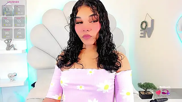 Snapshot of ValentinaMarinn chatting on 10-16-25, 08:50 ValentinaMarinn online show from 10-16-25, 08:50