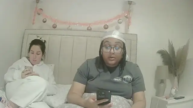 vanilla chocolate23 online show from 12-18-25, 08:23