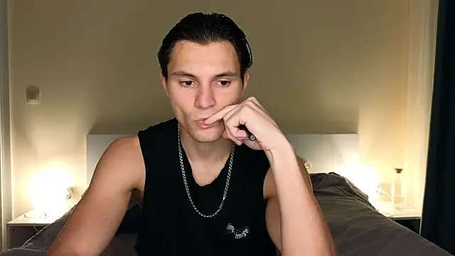 denlover1 online show from 04-12-26, 02:42