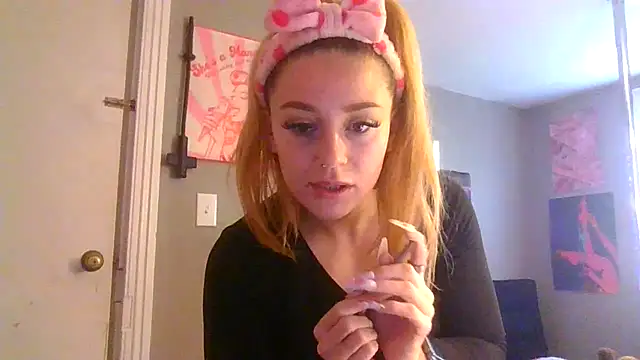 Snapshot of lexybabyxo chatting on 12-15-25, 12:55 lexybabyxo online show from 12-15-25, 12:55