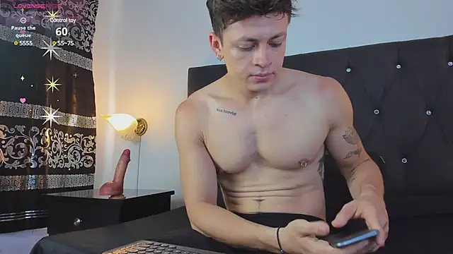 Snapshot of Angel_Cuervo chatting on 02-18-25, 07:30 Angel Cuervo online show from 02-18-25, 07:30