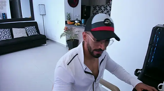 Snapshot of tony_muscle chatting on 02-09-25, 12:52 tony muscle online show from 02-09-25, 12:52