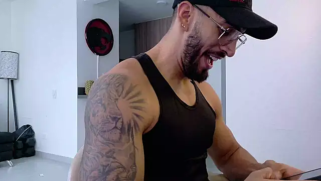 Snapshot of tony_muscle chatting on 09-30-25, 09:43 tony muscle online show from 09-30-25, 09:43