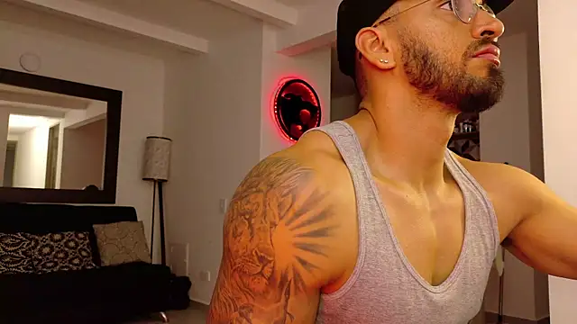 Snapshot of tony_muscle chatting on 09-17-25, 11:07 tony muscle online show from 09-17-25, 11:07