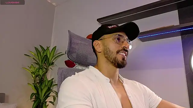 Snapshot of tony_muscle chatting on 05-09-26, 08:01 tony muscle online show from 05-09-26, 08:01