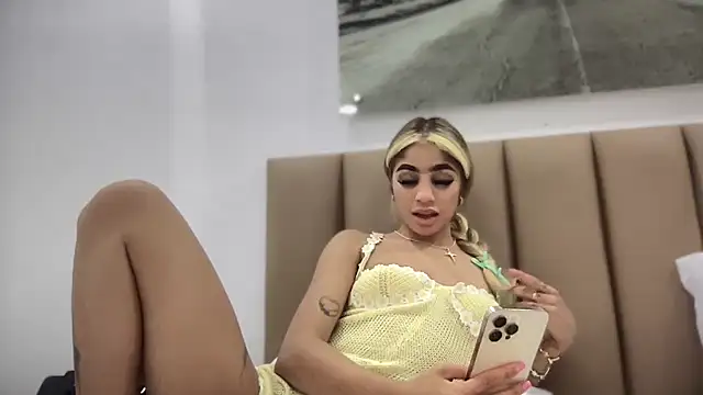 Snapshot of Susandolls chatting on 10-22-25, 07:19 Susandolls online show from 10-22-25, 07:19