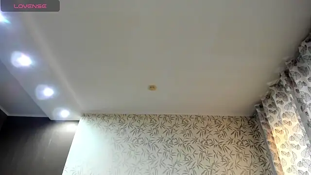 Snapshot of Miss_you_kiss chatting on 12-20-24, 08:28 Miss you kiss online show from 12-20-24, 08:28