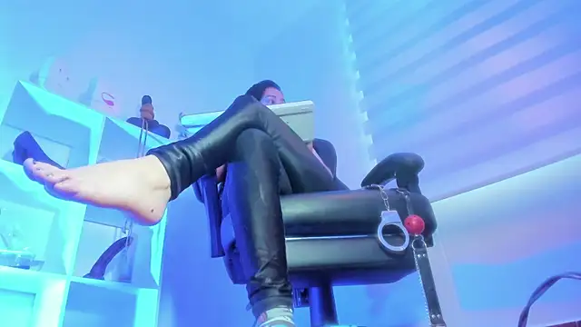 charlotte joliedart online show from 10-28-25, 10:09