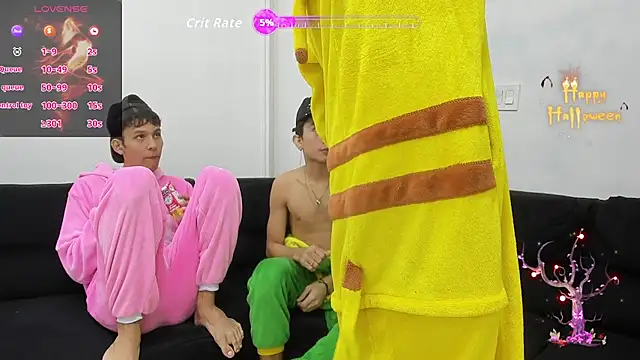 Snapshot of StrawwBoys chatting on 10-17-25, 11:01 StrawwBoys online show from 10-17-25, 11:01