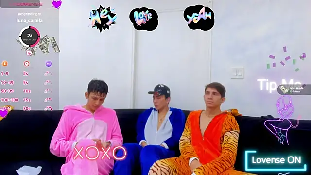 Snapshot of StrawwBoys chatting on 10-12-25, 10:49 StrawwBoys online show from 10-12-25, 10:49