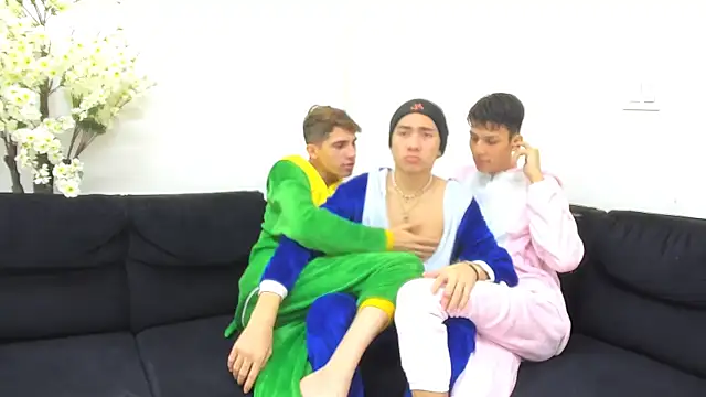 Snapshot of StrawwBoys chatting on 09-18-25, 10:18 StrawwBoys online show from 09-18-25, 10:18