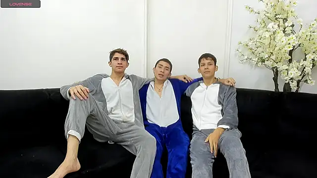 Snapshot of StrawwBoys chatting on 10-03-25, 10:28 StrawwBoys online show from 10-03-25, 10:28