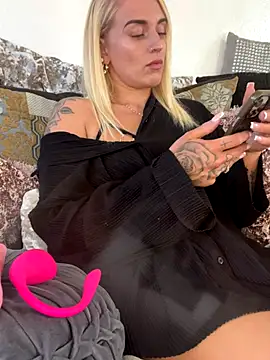 Snapshot of Barbie_26 chatting on 11-26-25, 10:04 Barbie 26 online show from 11-26-25, 10:04