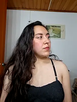 Snapshot of Emi_chik chatting on 06-18-26, 05:28 Emi chik online show from 06-18-26, 05:28