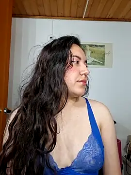 Snapshot of Emi_chik chatting on 04-24-26, 11:12 Emi chik online show from 04-24-26, 11:12