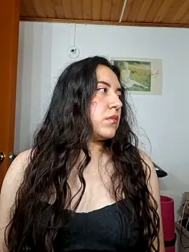 Snapshot of Emi_chik chatting on 05-01-26, 04:39 Emi chik online show from 05-01-26, 04:39