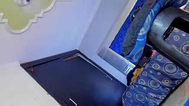 Eyleen Santos online show from 04-15-26, 07:51