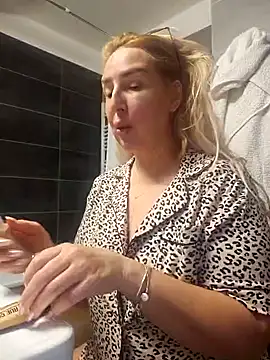 Snapshot of MariaRichi_ chatting on 03-23-25, 07:42 MariaRichi  online show from 03-23-25, 07:42