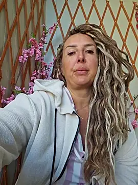 Snapshot of MariaRichi_ chatting on 10-06-25, 06:25 MariaRichi  online show from 10-06-25, 06:25