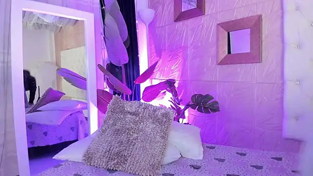 Snapshot of sadashi_moon_ chatting on 03-19-25, 01:43 sadashi moon online show from 03-19-25, 01:43