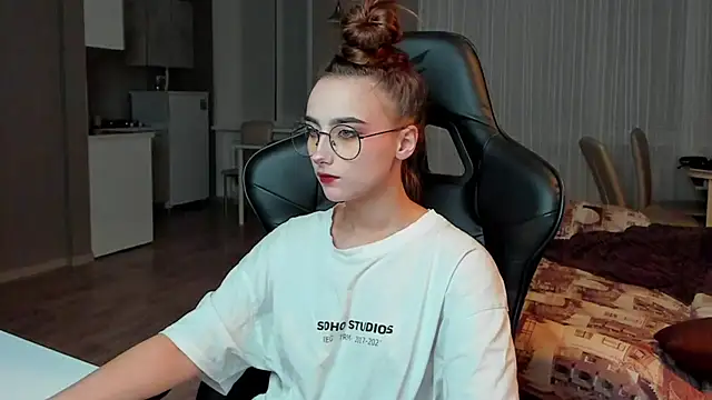 Snapshot of SilverDream chatting on 03-15-25, 08:43 SilverDream online show from 03-15-25, 08:43