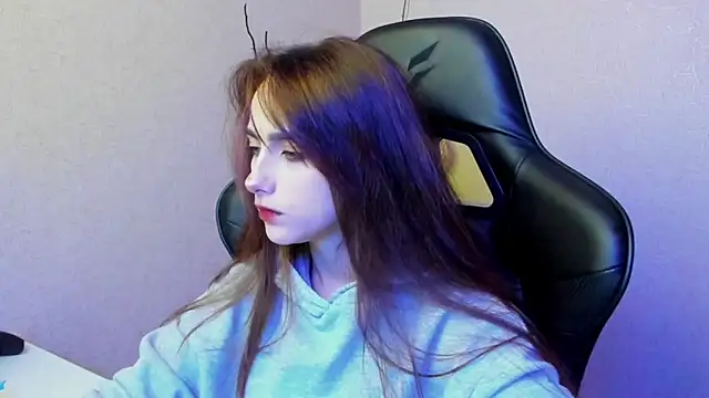 Snapshot of SilverDream chatting on 12-24-24, 09:33 SilverDream online show from 12-24-24, 09:33