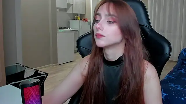 Snapshot of SilverDream chatting on 09-27-25, 07:31 SilverDream online show from 09-27-25, 07:31