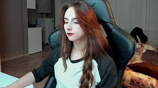 Snapshot of SilverDream chatting on 02-19-25, 11:57 SilverDream online show from 02-19-25, 11:57