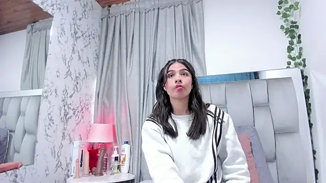 Snapshot of dafne_queenn chatting on 09-26-25, 01:07 dafne queenn online show from 09-26-25, 01:07