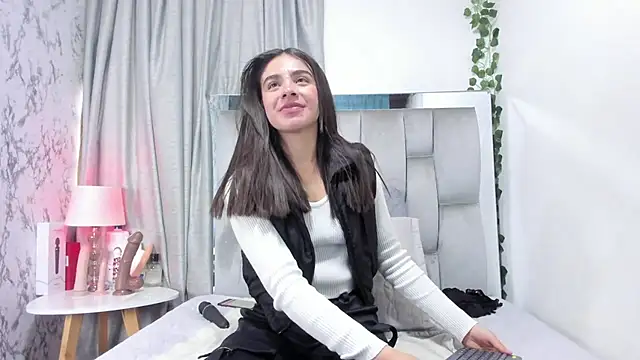 Snapshot of dafne_queenn chatting on 09-22-25, 12:33 dafne queenn online show from 09-22-25, 12:33
