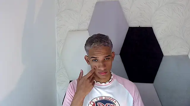 Snapshot of AbrahanBratz chatting on 01-10-25, 11:43 AbrahanBratz online show from 01-10-25, 11:43