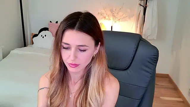 Snapshot of Sophie_Enzo chatting on 02-18-25, 10:14 Sophie Enzo online show from 02-18-25, 10:14