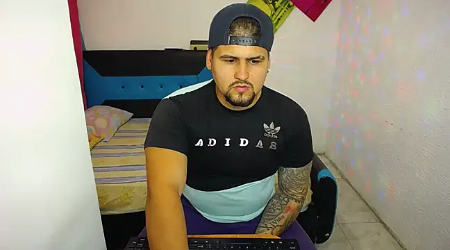 Snapshot of pitbullveryhot chatting on 03-19-25, 04:14 pitbullveryhot online show from 03-19-25, 04:14