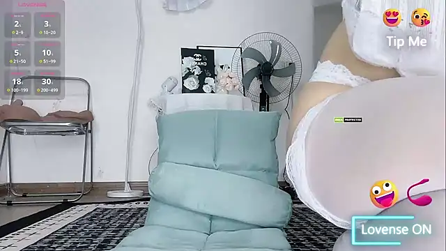 Snapshot of momo-5952 chatting on 10-21-25, 03:00 momo-5952 online show from 10-21-25, 03:00