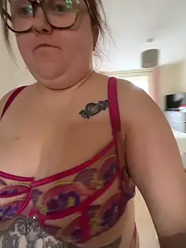 Snapshot of Tallulah-mae-xoxox chatting on 10-10-25, 12:17 Tallulah-mae-xoxox online show from 10-10-25, 12:17