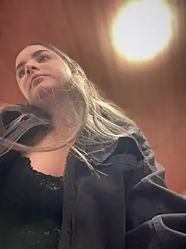 imlindapink online show from 10-22-25, 04:28